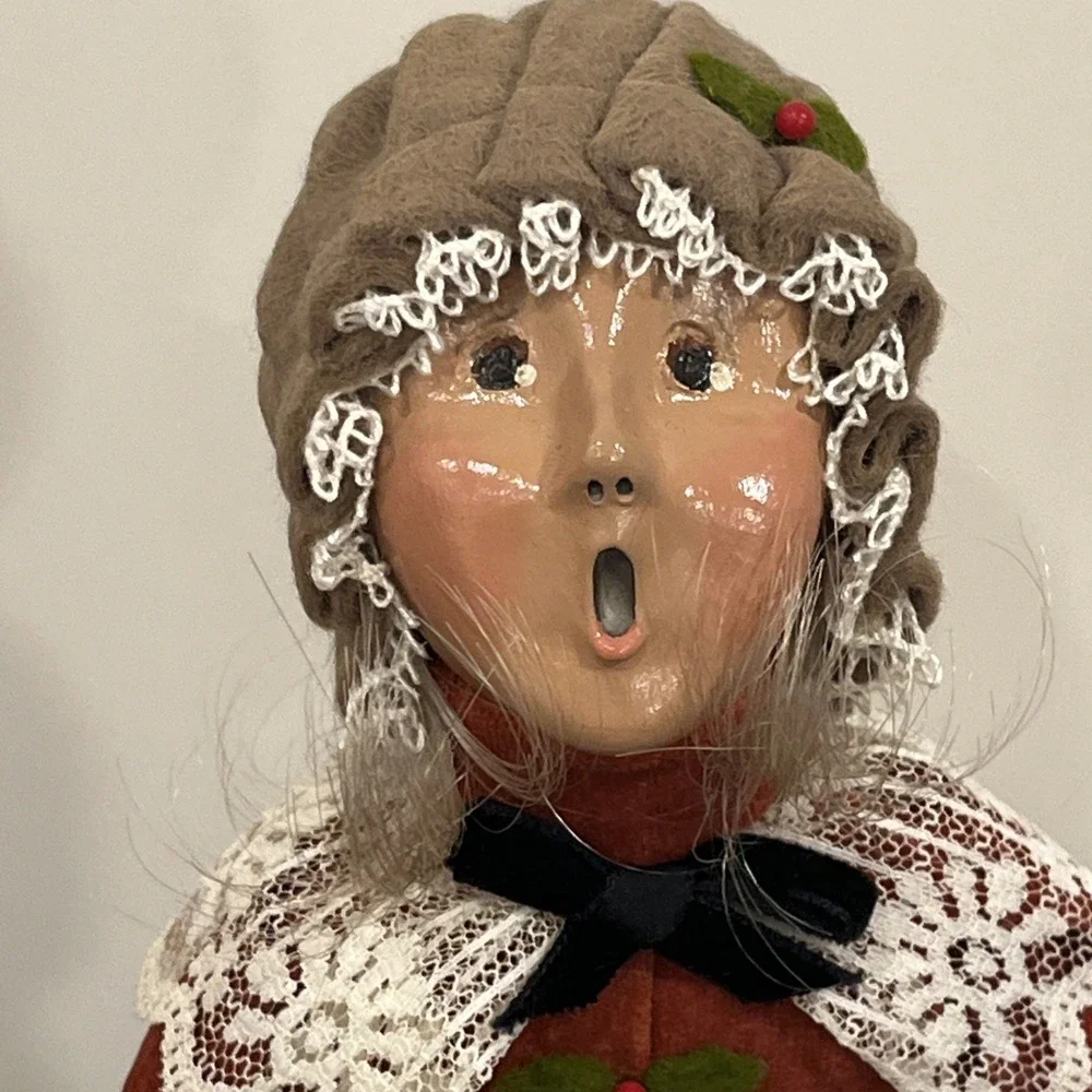 1993 BYERS CHOICE CHRISTMAS CAROLER Woman Long Blond Hair Pink Velvet Dress